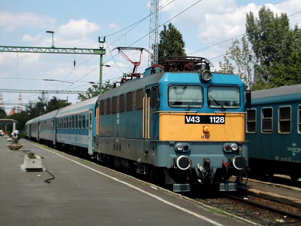 Indulás Szegedről 2003-ban. A gyorsvonati és intercity kocsikkal kombinált óránkénti vonatközlekedés akkoriban még csak a tervekben létezett (a képre kattintva galéria nyílik a szerző képeiből)