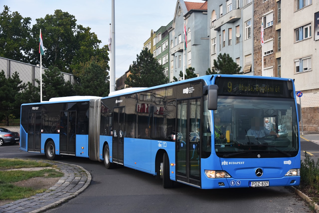 A 9-es vonalon – a budapesti Mercedes buszok tipikus elsőnapos vonalán – indul Óbuda felé a PDZ-837-es rendszámú autóbusz (a képre kattintva galéria nyílik a szerző képeiből)