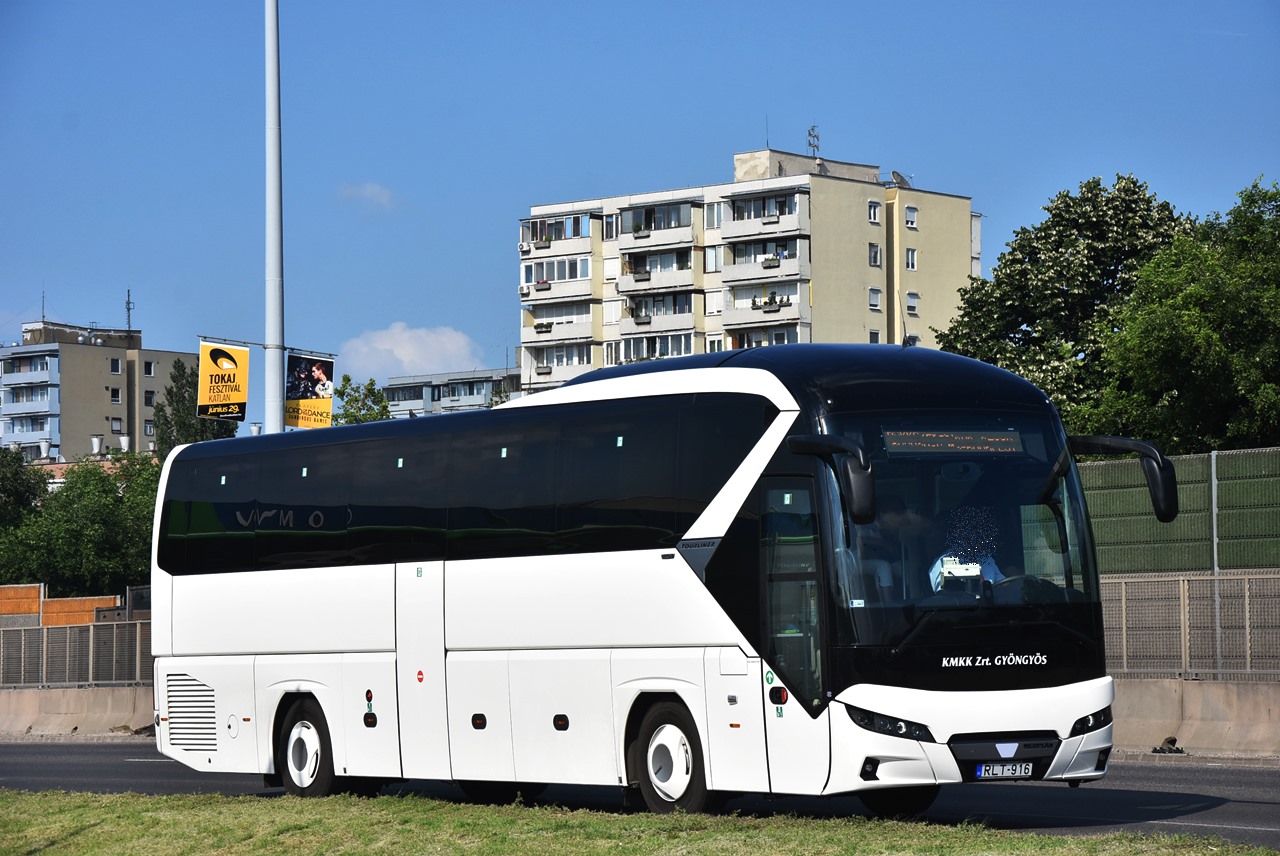 Idén a legtöbb Neoplan Tourlinert a KMKK kapta, a négy gyöngyösi busz egyike érkezik Budapestre az M3-as autópályán