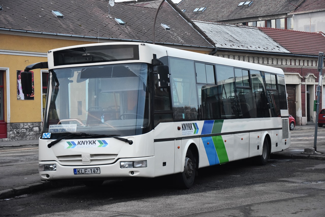 A vasúti csatlakozások biztosítására három hónapos próbaidőra 3-as jelzéssel indul helyi autóbusz Oroszlányban. A képen egy Credo BN12 városi autóbusz látható. A tatabányai szolgáltatóváltás következtében Komárom-Esztergom megye más városaiban, illetve elővárosi viszonylatain kaptak munkát (illusztráció: Bohus Dávid)