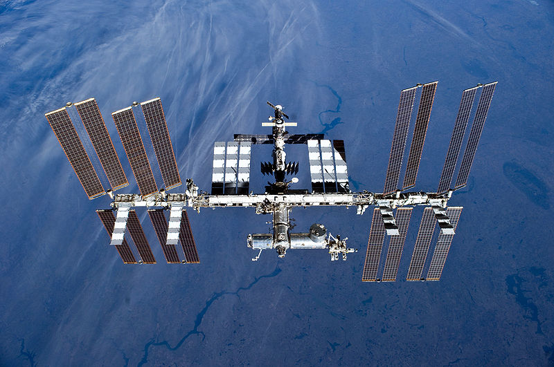 Az űrállomás egy távolodó űrhajóról nézve