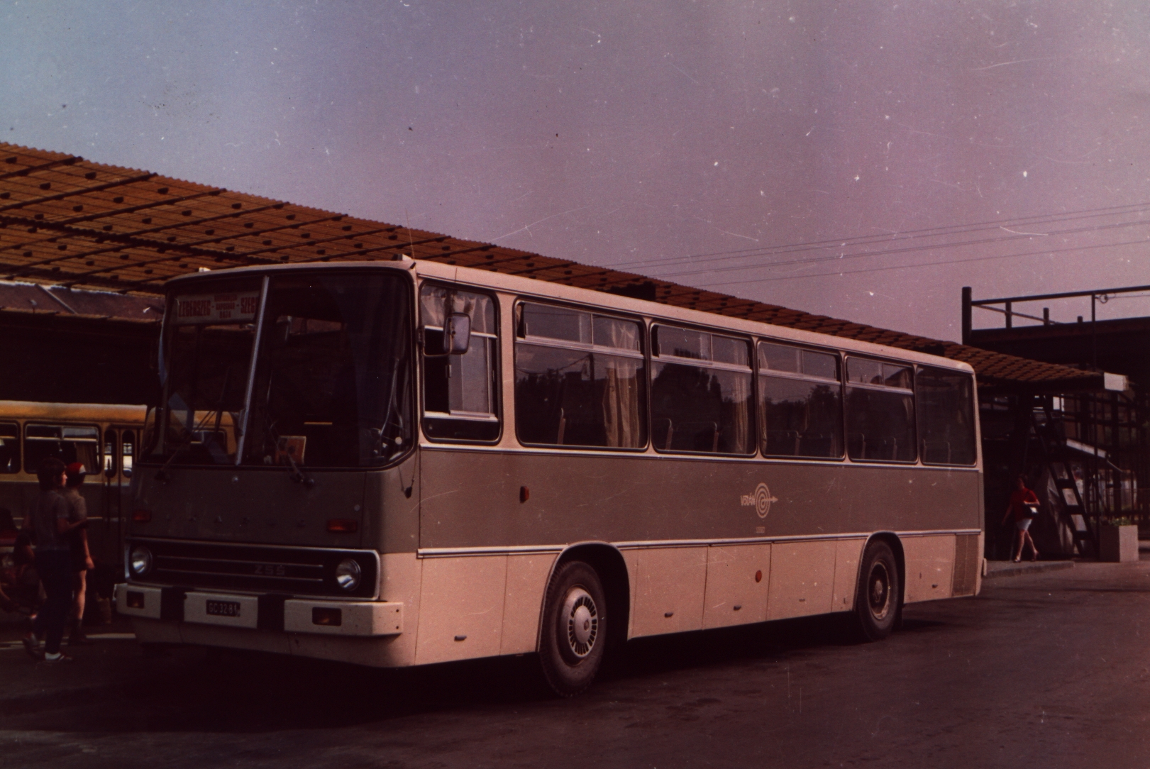 Korszerűbb társai előtt az Ikarus 255-ös autóbuszai közlekedtek helyközi és távolsági viszonylatokon (kép forrása: Tisza Volán Rt. archívuma)