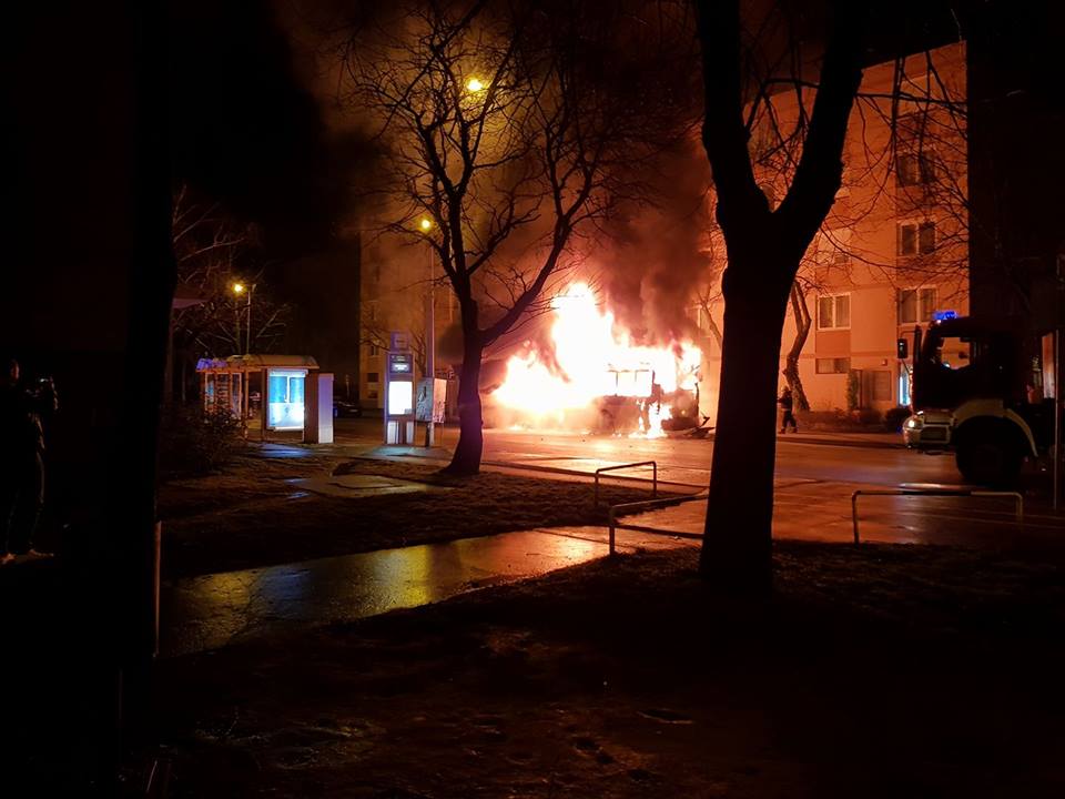 Lángok pusztítják a győri flotta egyik korszerűbb autóbuszát a Bartók Béla úton (a kép forrása: Index fórum, norbee601 hozzászóló)