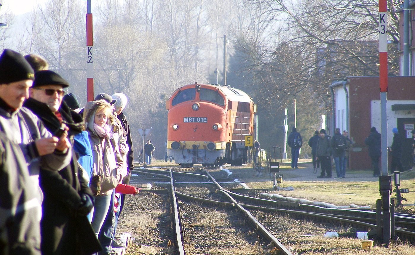 A 019-es a vonat végén dolgozó Rezsóért érkezik. A képre kattintva galéria nyílik (a szerző felvételei)