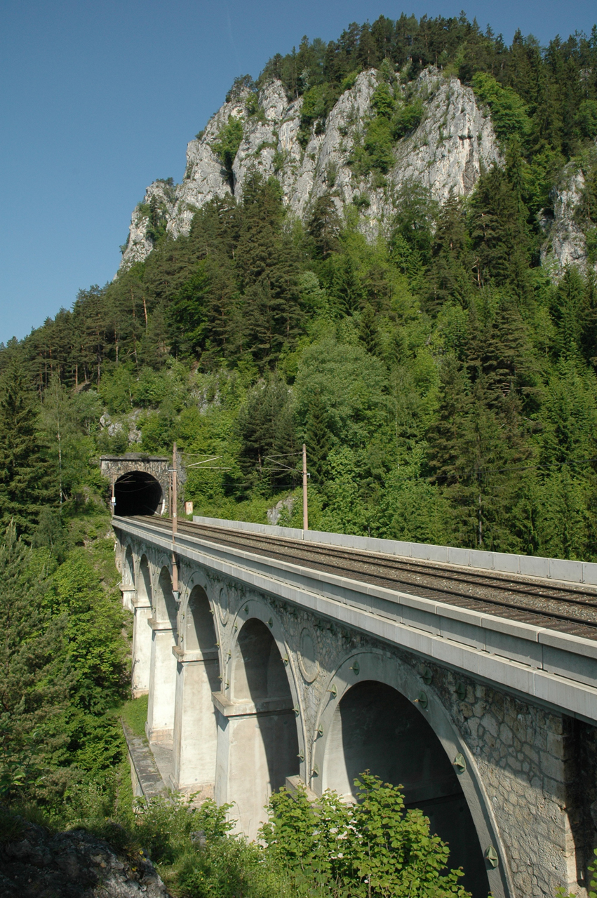 Közrefogva. A Pollerosvand-alagutat két viadukt határolja. Felvételünkön a műtárgy a Krausel Klause-viadukt felőli oldala látható. A képre kattintva galéria nyílik (fotó: Indóház-archív | a szerző)
