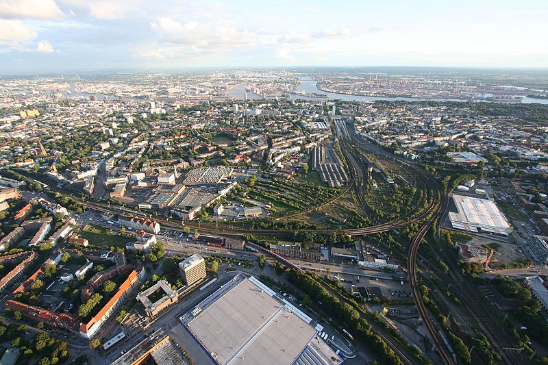 Az altonai pályaudvar előtere, balra lent az a terület, ahová az új pályaudvar épül (forrás: wikipedia)
