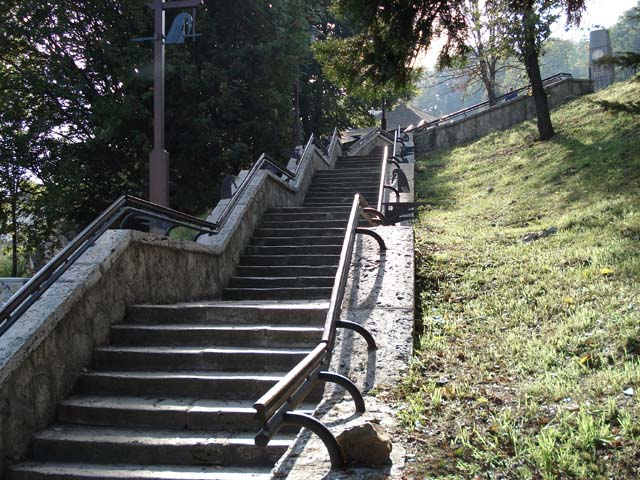 Lépcső és gyalogút az Avas oldalában: rövid, de így egyelőre nem vonzó!