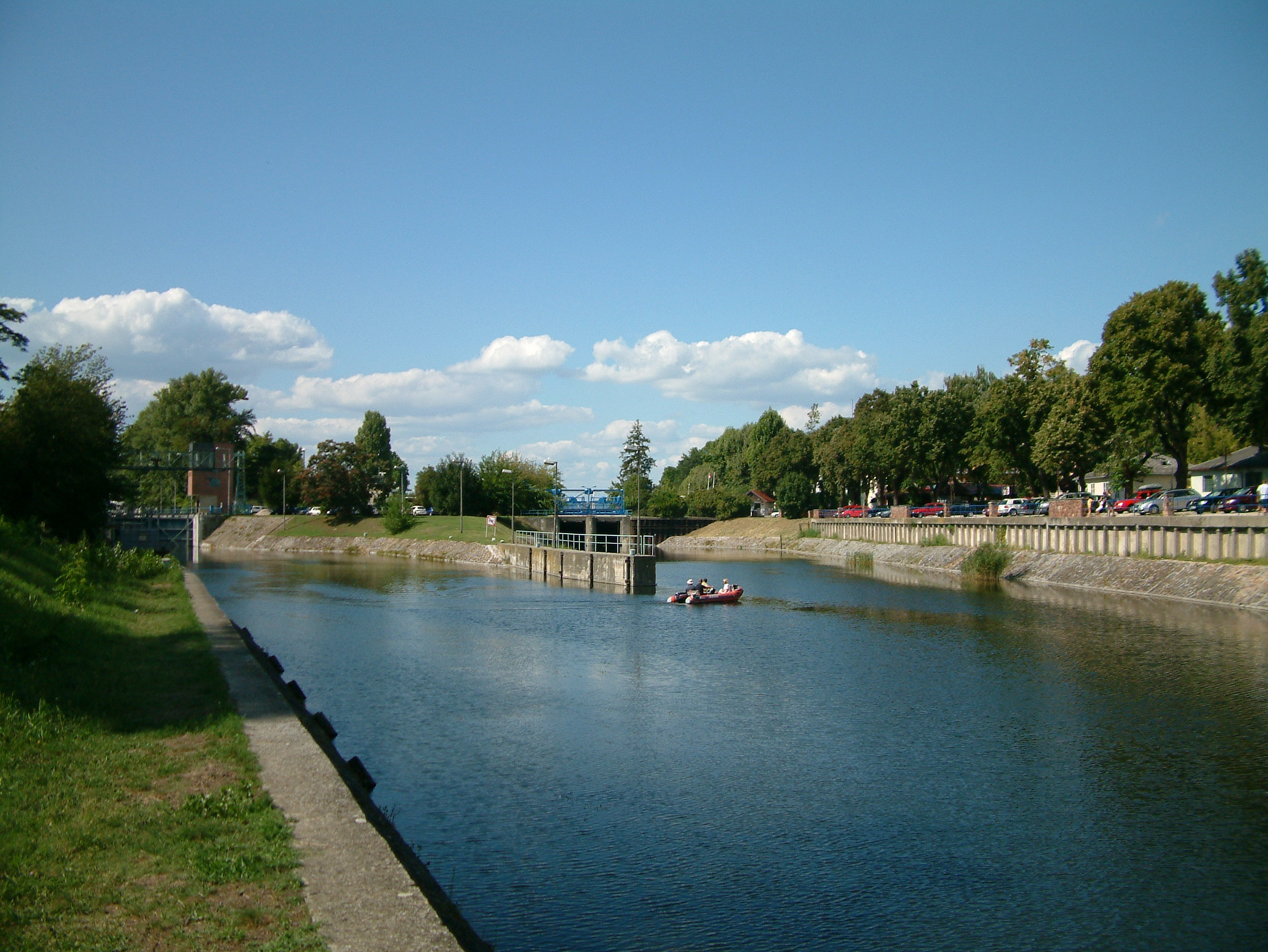 Két hétig eresztették a Balaton vizét a Sióba, ez idő alatt hajók is használhatták a csatornát a Balaton és a Duna között (fotó: Wikipedia)