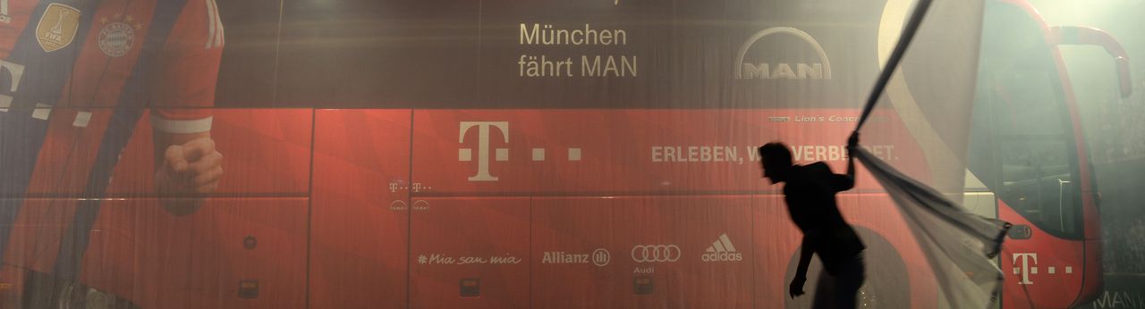 Így leplezték le az új csapatbuszt. A képre kattintva galéria nyílik (fotók: a Bayern München hivatalos honlapja)