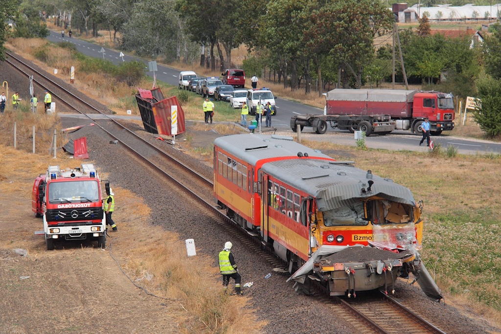 A vonat eleje a napraforgót szállító kamion utánfutójának ütközött. <br >(Fotó: MTI, Donka Ferenc)
