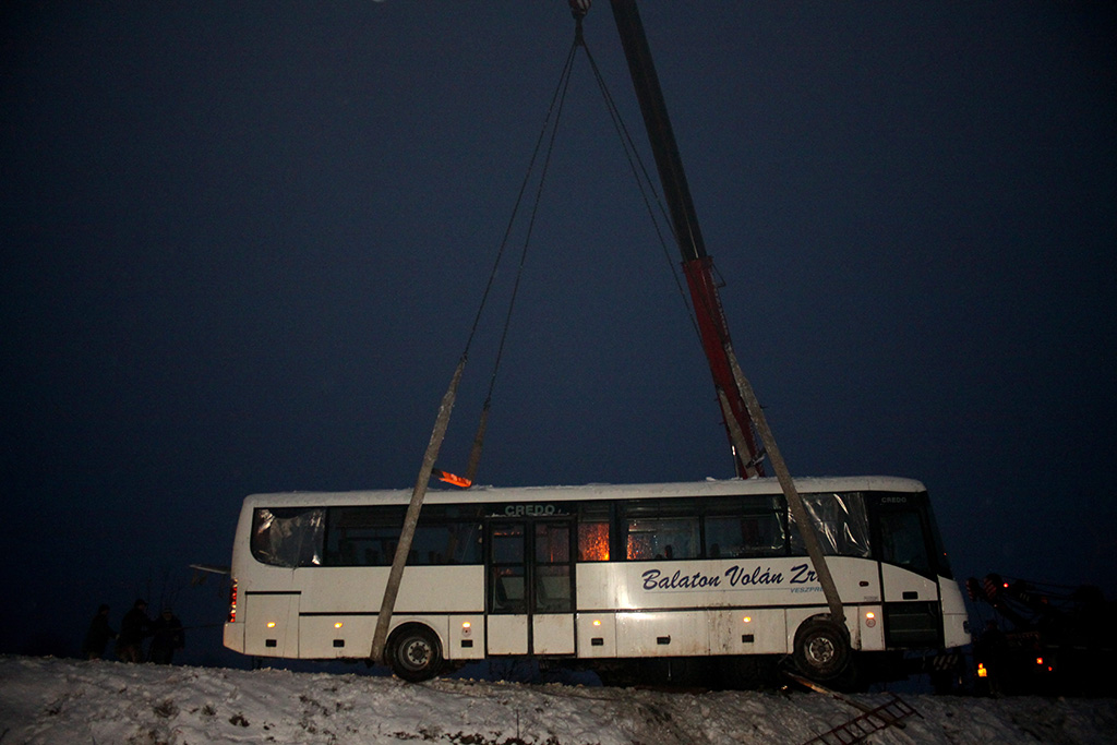A Pápára tartó buszon négyen sérültek meg<br >(fotó: Nagy Lajos)