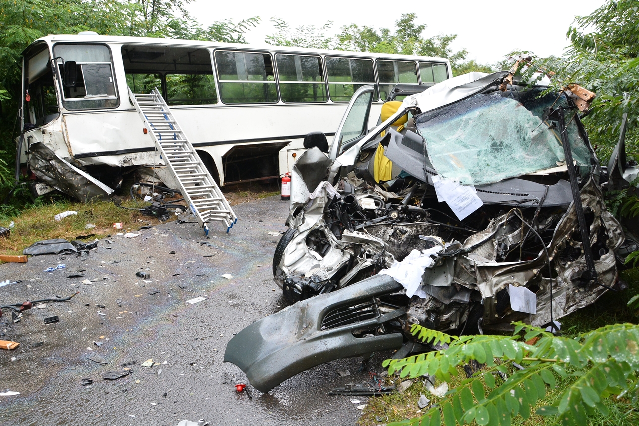 A két jármű balesetében a munkásokat szállító kisbuszban ülők közül két felnőtt a helyszínen meghalt (fotó: Taipusz Attila/MTI)