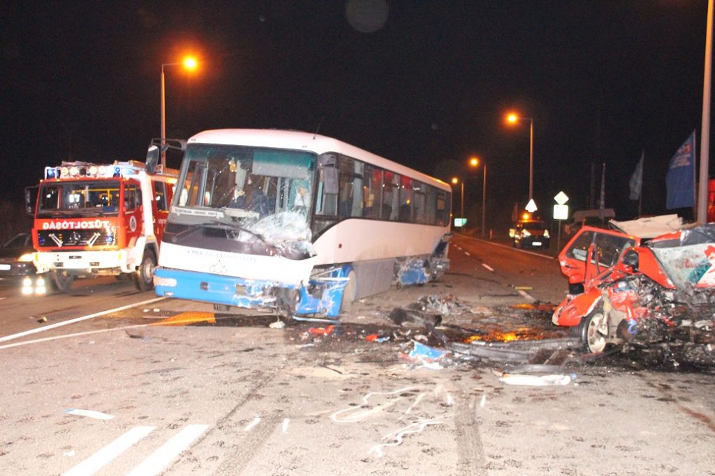 Két autó és egy menetrend szerint közlekedő autóbusz ütközött össze Salgótarján határában. A két személygépkocsi sofőrje életét vesztette, a buszon négyen sérültek meg. A képre kattintva galéria nyílik (fotók: Nógrád Megyei Katasztrófavédelmi Igazgatóság)
