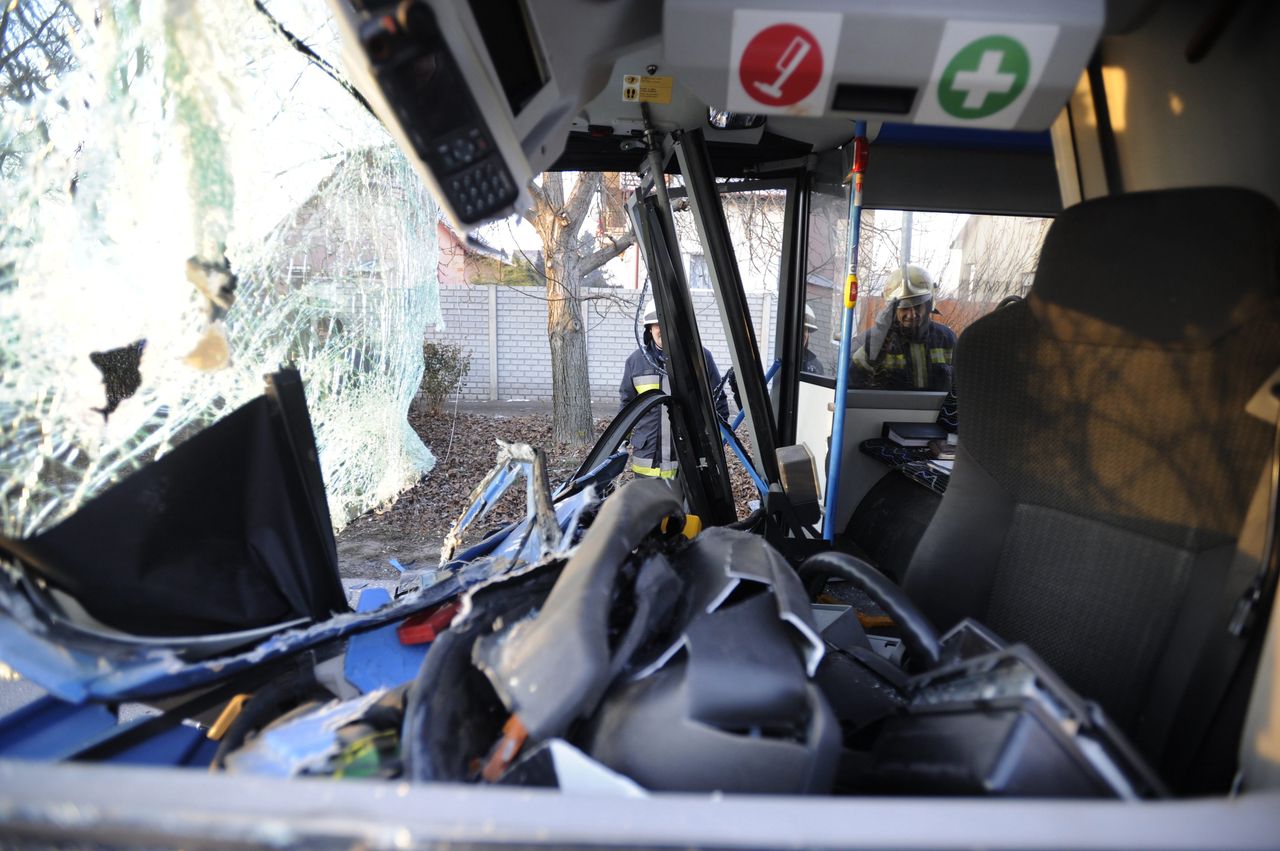 Szemétszállító autónak ütközött szerdán reggel a XVIII. kerületben egy 94E-s autóbusz. A balesetben a busz vezetője megsérült. A képre kattintva galéria nyílik (fotók: Mihádák Zoltán/MTI)
