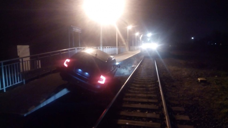 Az átjáróban ragadt autó sofőrje a peronra felhajtva próbált menekülni, de a jármű felakadt (fotó: railpage.net)