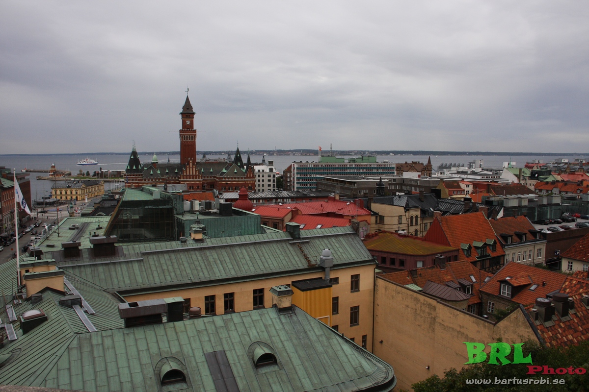 Egy város–két ország: két kultúra találkozása. Svéd oldalról a dán partok. A két városrészt húszpercenként közlekedő kompok kötik össze