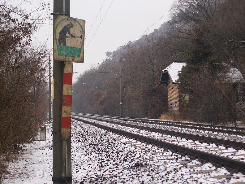 A 70-es vonalon dolgozó pályásokra figyelmeztetnek a táblák valahol a Dunakanyarban