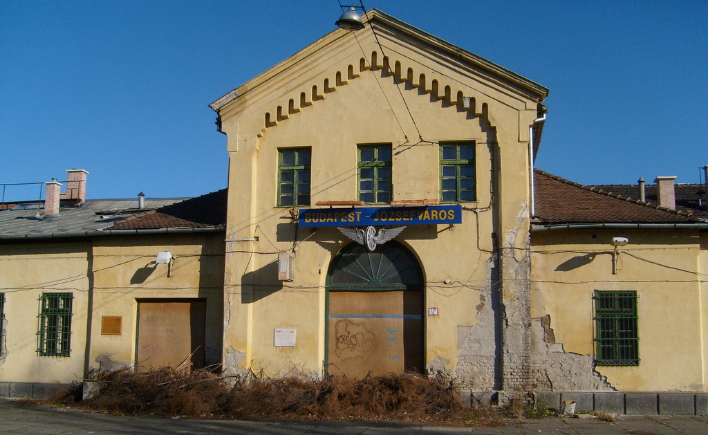 A bezárt Józsefváros állomásépületének egykori főbejárata.