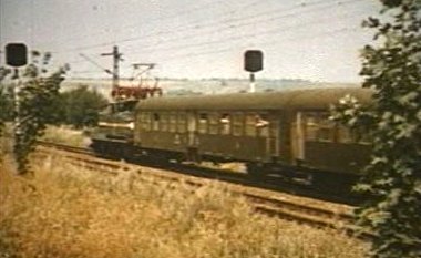 Két lámpasoros térközjelzők mellett dönget vonatával egy V42-es.