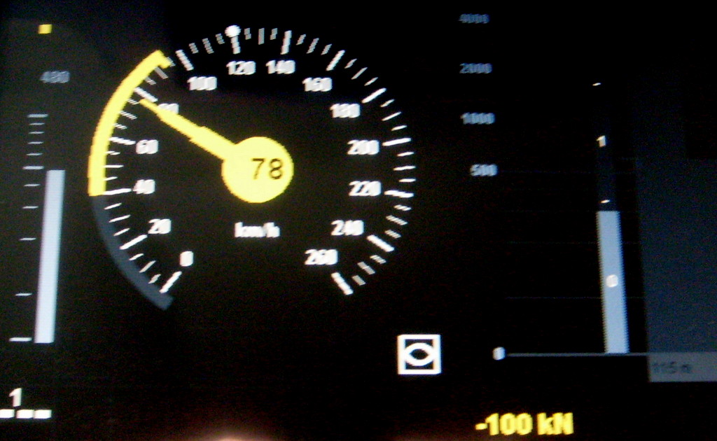 Az ETCS jelzi, hogy a következő jelzőnél legfeljebb 40 km/ó sebességgel szabad közlekedni. Az is látható, hogy milyen távolságra van az a pont, ahol már a csökkentett sebességet kell alkalmazni.
