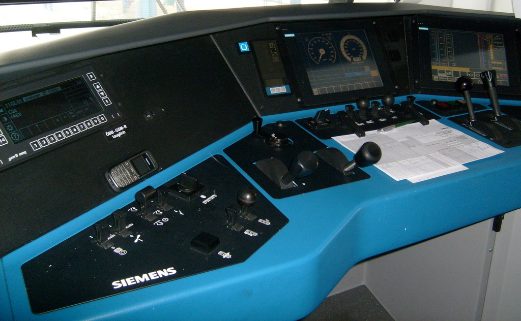 A Railjet vezérlőkocsi vezetőasztalán már egyáltalán nincsenek hagyományos mérőeszközök.