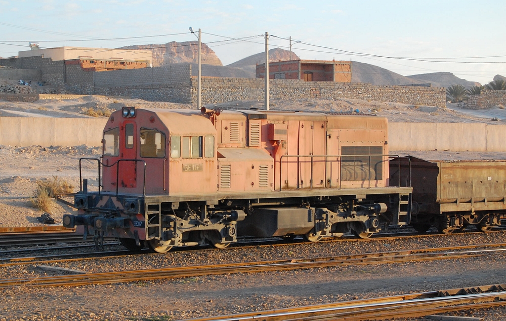 A gafsa-i foszfát-vasút egyik kisebb, General Electric gyártmányú mozdonya Metlaoui-ban. Ilyen General Electric-gép továbbítja a Vörös Gyík kirándulóvonatot is