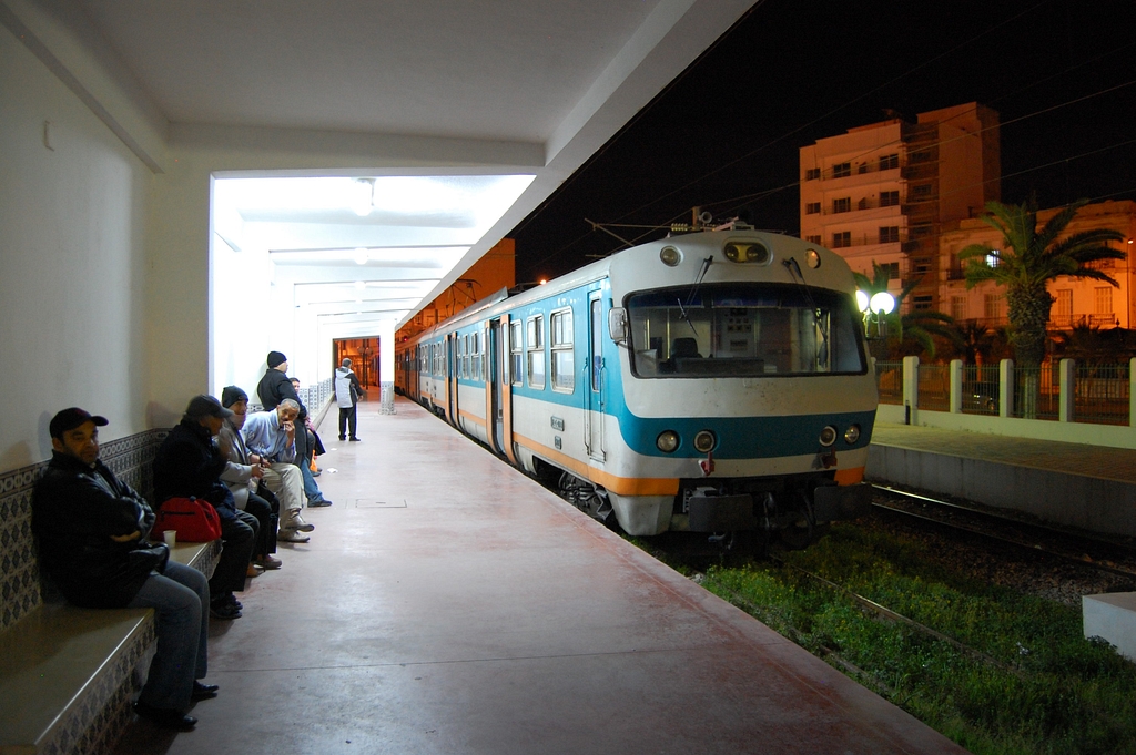 Magyar gyártású vonat Sousse Bab Jedid fejpályaudvaron. Az egyik vágányt, hasonlóan a Déli pályaudvar postavágányához, a felvételi épület mellett kivezették az utcára, onnan halad a kikötő felé, illetve a már nem használt szakasza a sousse-i főpályaudvarra