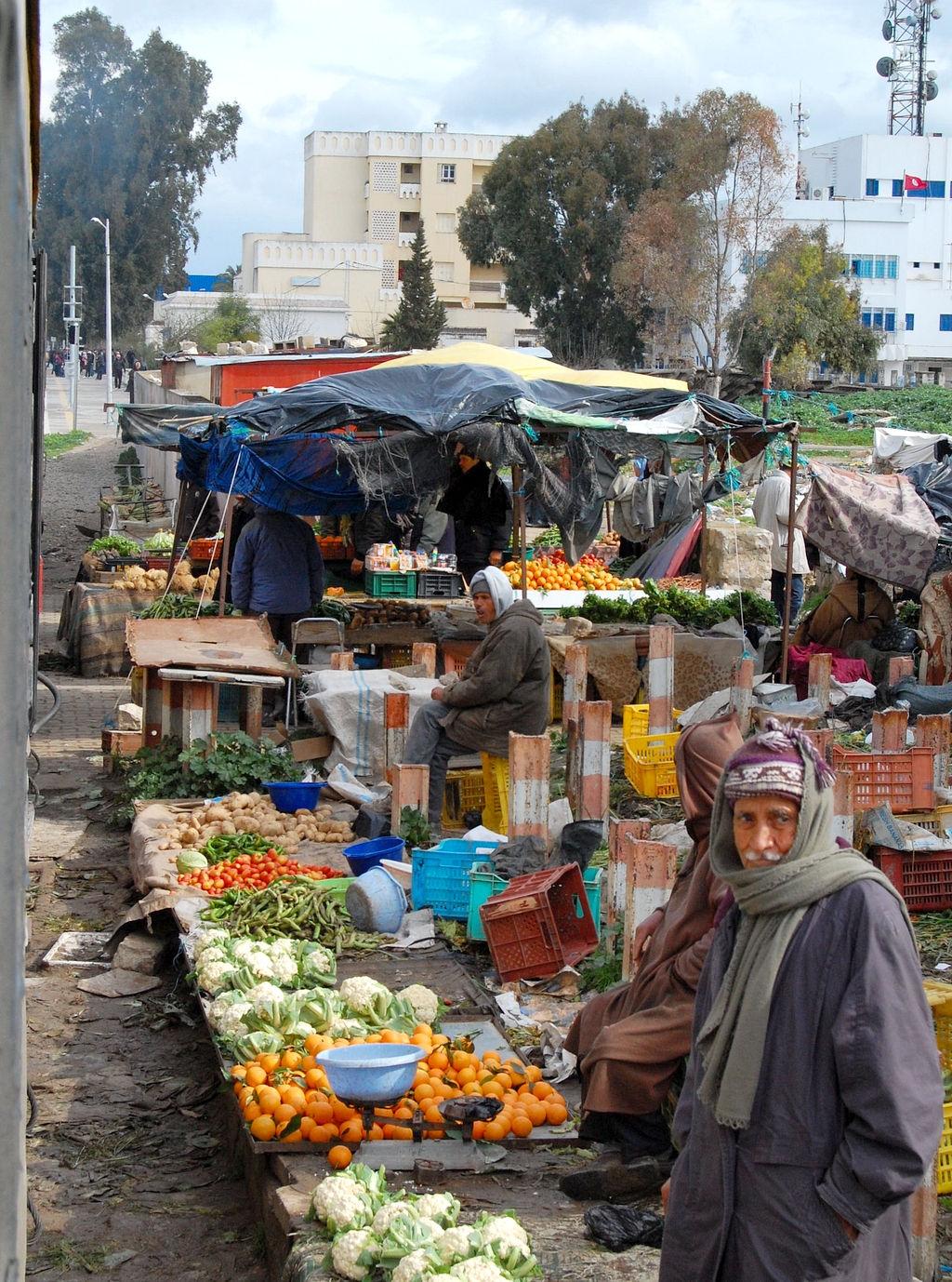 Joó Ferenc Tunéziában fotózott piacot a sínek között