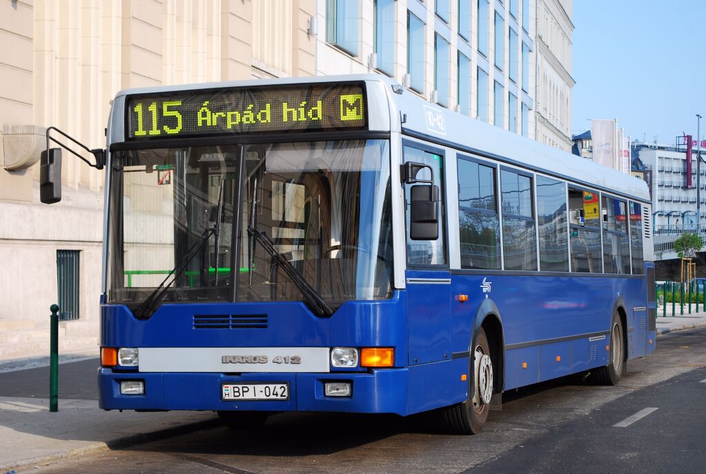 Mintha a gyárból érkezett volna, annyira meglepő volt a színátmenetes Ikarus 412-esek után ez a hagyományos szürke-kék változat 2010-ben. Kilenc évre rá leállították (a képre kattintva galéria nyílik a szerző felvételeiből)