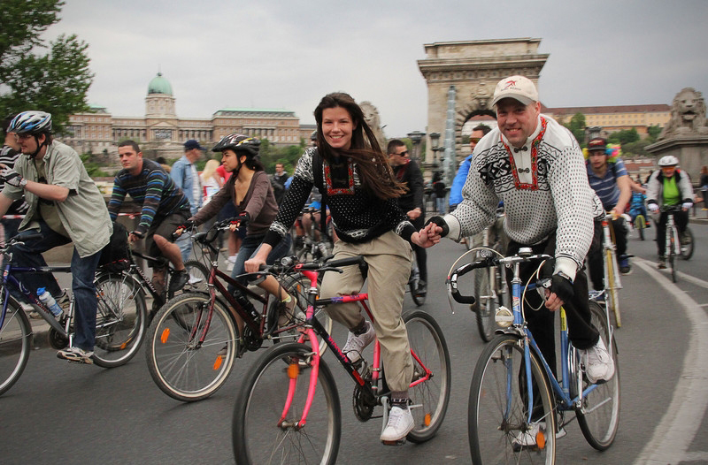 A Critical Massok idején rendre elfoglalták a kerékpárosok a hidat. Mi lenne, ha örökre az övék lenne? (fotó: Magyar Kerékpárosklub)