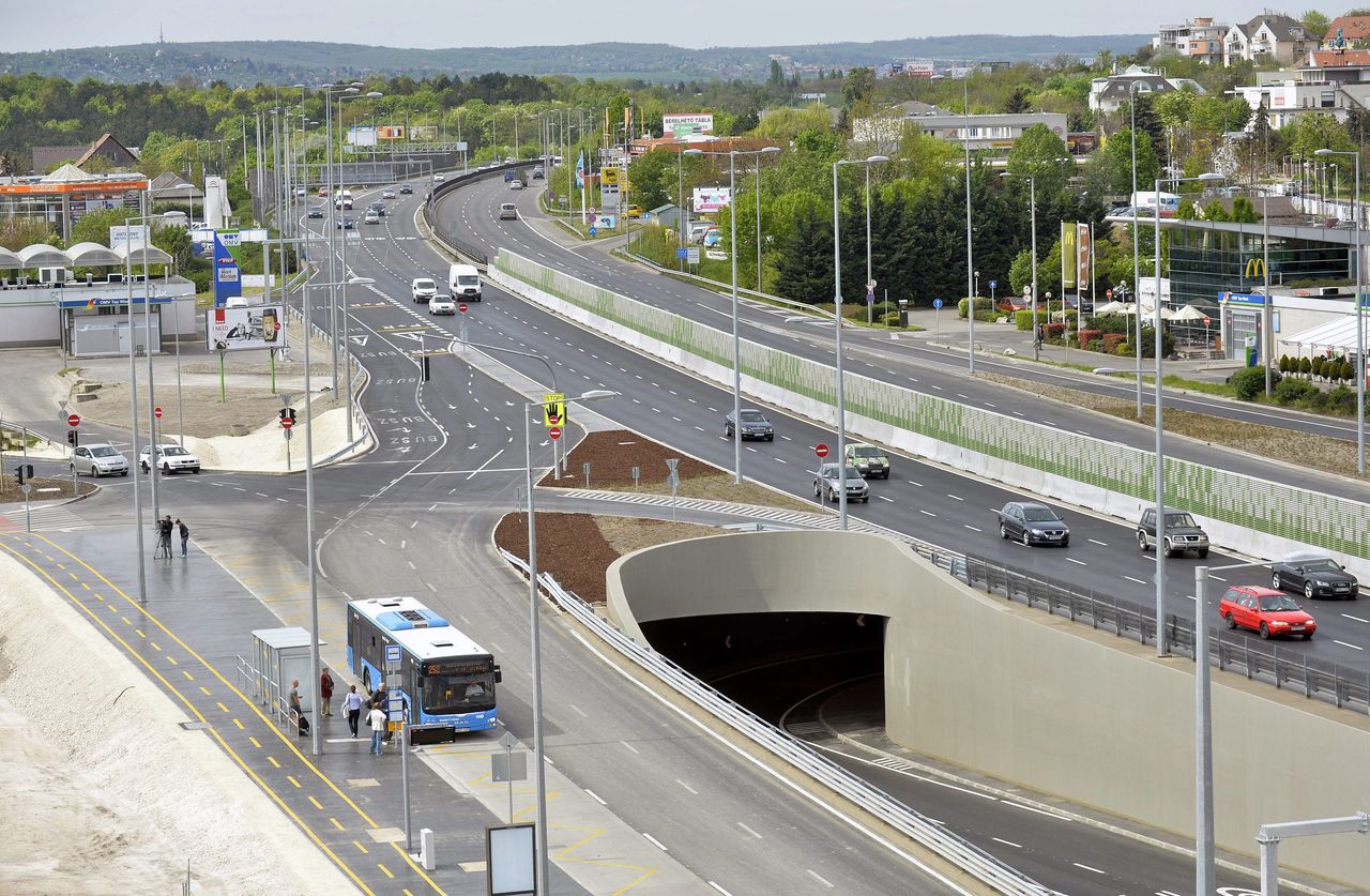 Az M1–M7 autópálya közös bevezetője. A lehajtók egyik sávja a P+R parkolóba vezet, a másik vissza az autópályára, a centrum felé. Az aluljáróból a Budapest központja felől érkezők vagy a P+R-be, vagy a városivá szelidülő autópálya szakaszra jutnak