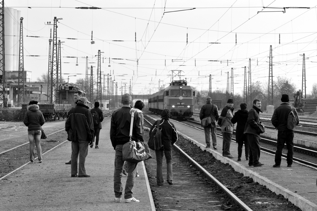 Az érkező vonatokat egyelőre még a régi peronokon várják az utasok