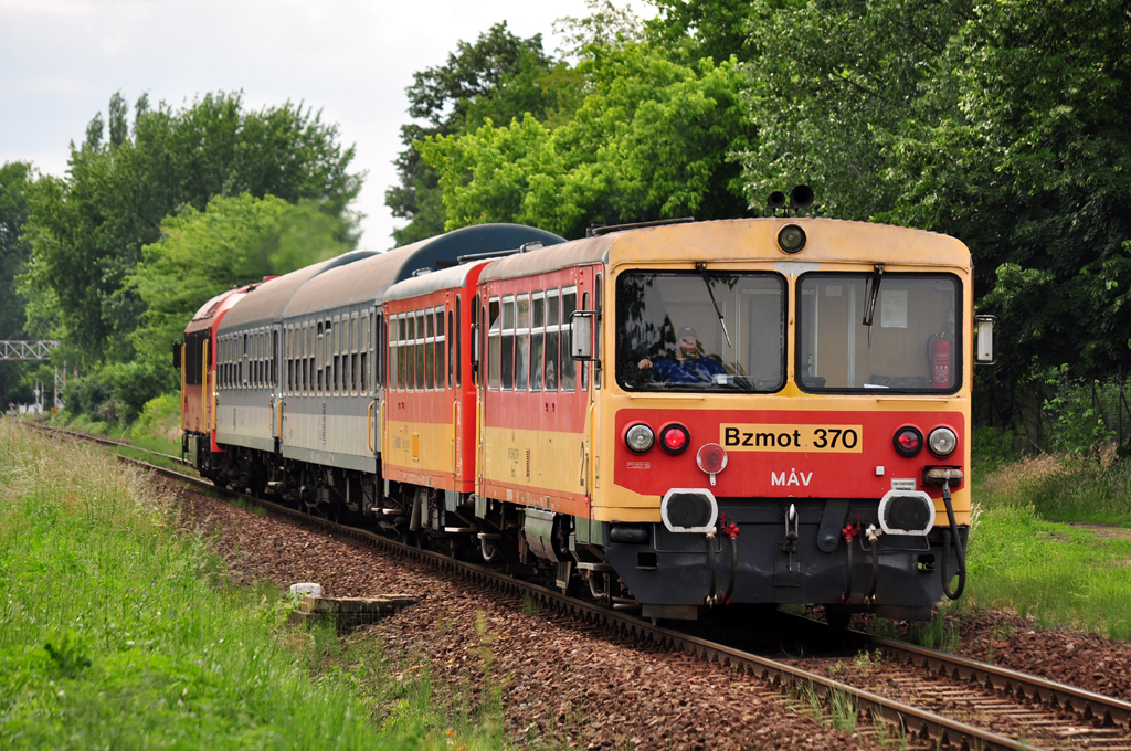 A 6813 számú személyvonat Debrecen-Szabadságtelep megállóhely közelében<br>A képre kattintva fotógaléria nyílik<br>(a felvételeket a szerző készítette)</br>