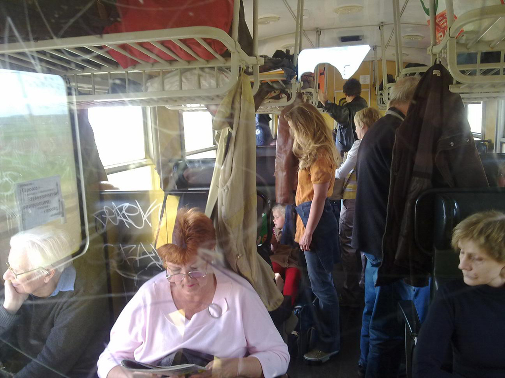 A Székesfehérvár és Tapolca között közlekedő személyvonatokra egyesek szerint elegendő két By kocsi is. A 9722 számú vonaton készült felvétel alapján ez megcáfolható<br>A képre kattintva fotógaléria nyílik<br>(fotó: Kiss Tibor Adrián)</br>