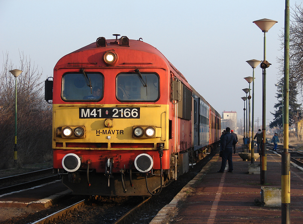 Egy érdekes, bár 2008-ban még teljesen megszokott összeállítású vonattal Hortobágyon, leánykori nevén: vagyis M41 2166-ként<br>(fotó: Szever Dániel)