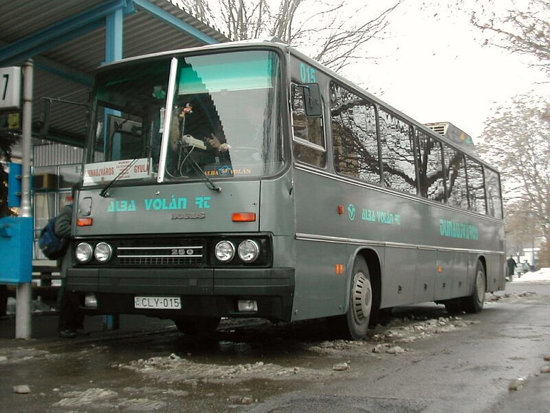 Az egykoron tárgyalóbuszként is funkcionáló 250.66 jelzésű autóbusz még az Alba Volán állományában várakozik Szentesen 2003. február 21-én