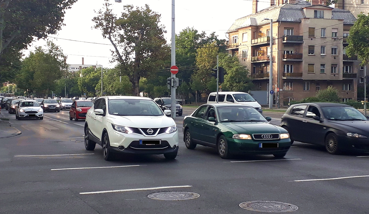Magyarországon is jelentős a közúti forgalom, ezzel együtt a gépjárművek károsanyag-kibocsátása (fotó: a szerző)