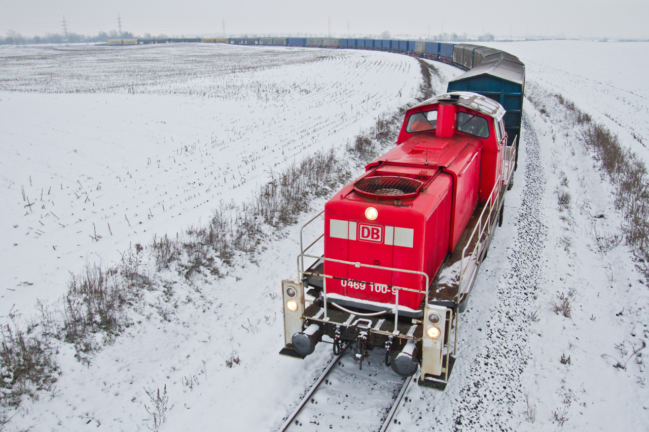 Vörös Attila felvétele a DB Cargo Hungária Schlichter villabeli fotókiállításán is főhelyet kapott: a kecskeméti Mercedes-gyár kiszolgálása 2013. január 9-én