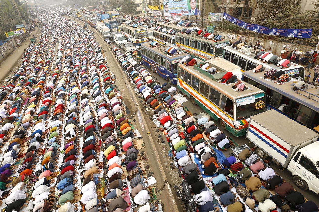 Volt, akinek csak a busz tetején jutott már hely imádkozni. Sőt, olyan is volt, akinek a tetőre rakott pótkeréken kellett Mekka felé leborulnia. A képre kattintva galéria nyílik (fotók: Daily Mail)