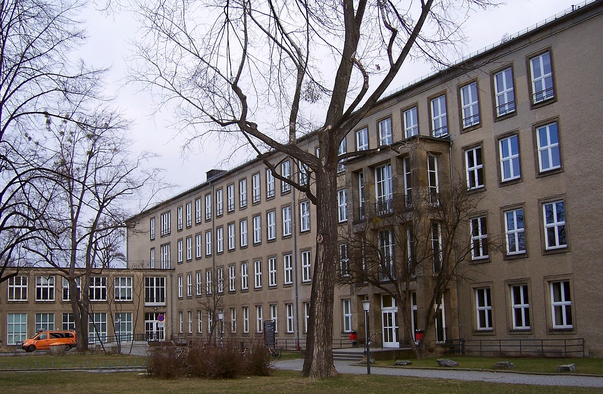 A drezdai műszaki egyetem közlekedéstudományi karának főépülete (fotó: Wikipédia)