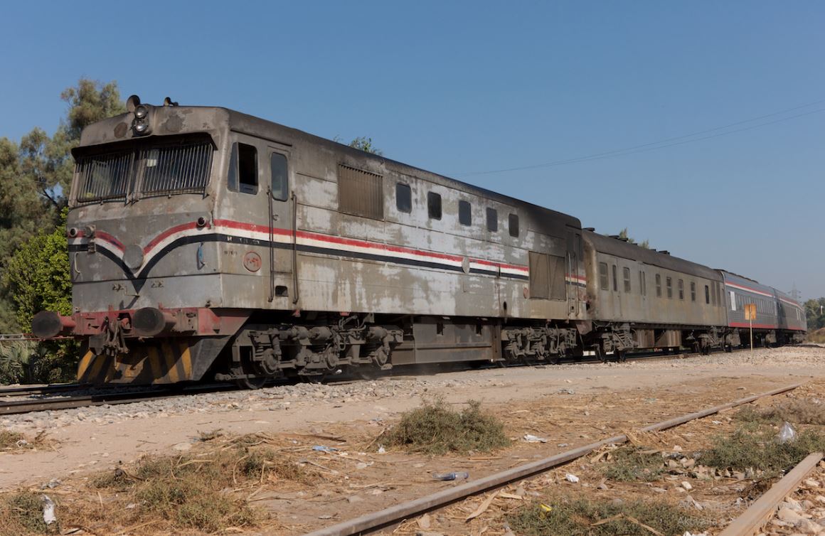 Ezért kellenek Egyiptomnak új vasúti kocsik: a kép Kairó közelében készült az Egyiptomi Nemzeti Vasutak Henschel gyártmányú mozdonyáról és vonatáról (fotó: Richard Gennis)