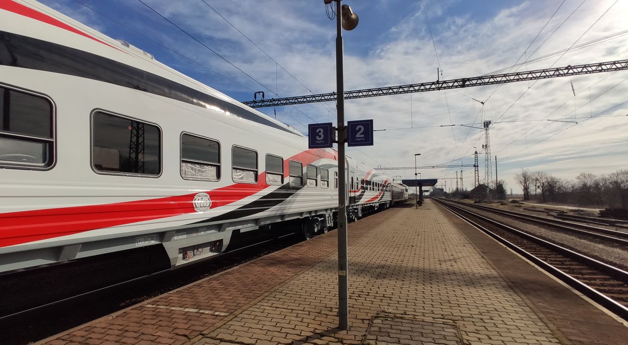 Az orosz érdekeltségű TMH csoport többségi tulajdonrészt szerzett a Dunakeszi Járműjavítóban. Az egyiptomi kocsik egyik felének gyártására kijelölt üzemet a magyar, majd a közép-európai piac vezető vasúti járműgyártó egységévé fejlesztenék