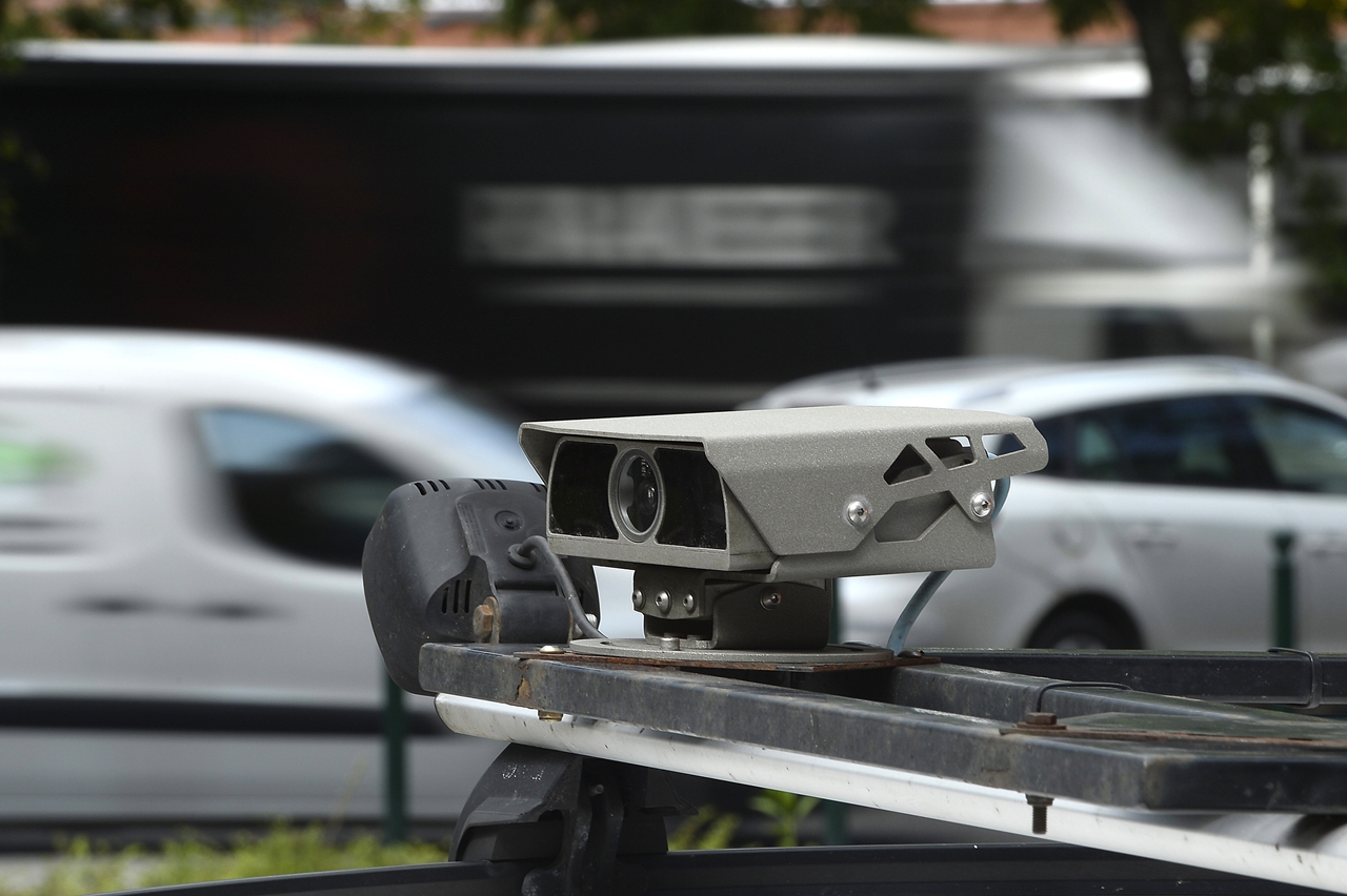 Autóra szerelt kamera az  útdíjhasználati jogosultságok ellenőrzésére kifejlesztett rendszer bemutatóján a NÚSZ XIII. kerületi Váci úti központjában (fotó: MTI/Kovács Tamás)