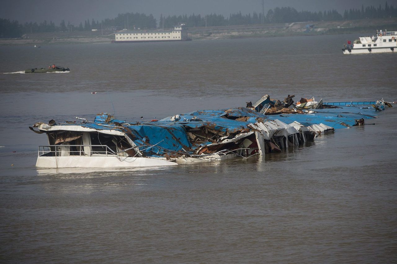 Mentés, kutatás a Jangcén. Tizenegy utast nem találtak még meg. A képre kattintva galéria nyílik (fotók: Daily Mail)