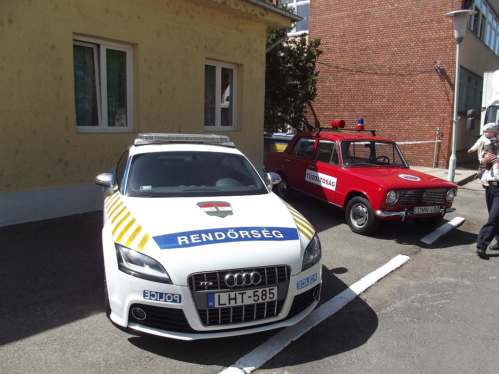 Audi TT a rendőrség, Lada a tűzoltók színeiben<br>A képre kattintva galéria nyílik<br>(fotó: Takács Zsolt)