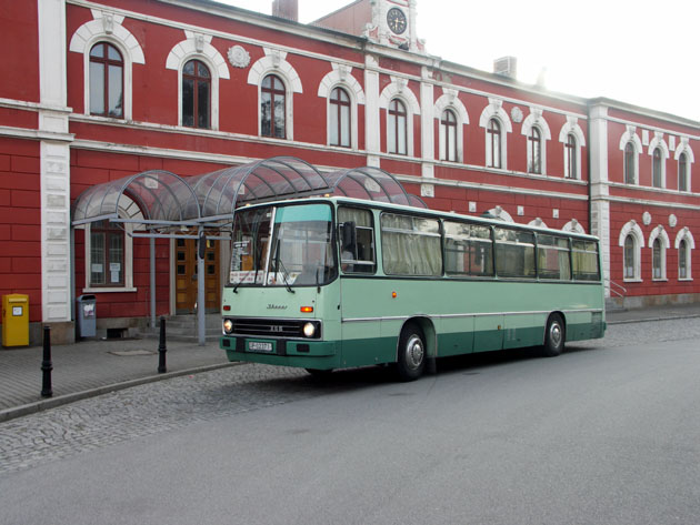 A busz a löbaui vasútállomás előtt (Fotó: Müller Péter)