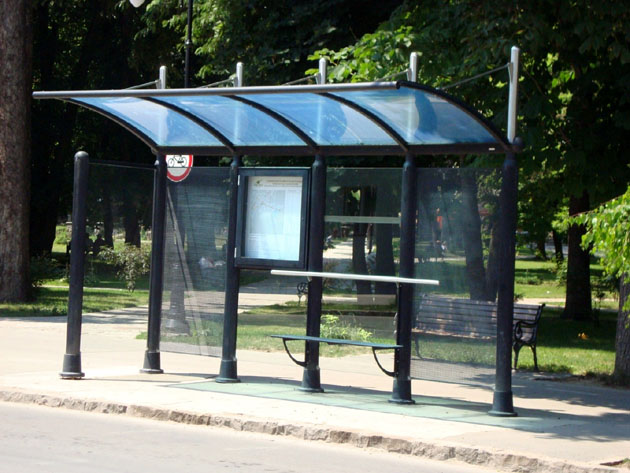 Egy szépen felújított buszmegálló az Erzsébet parkban