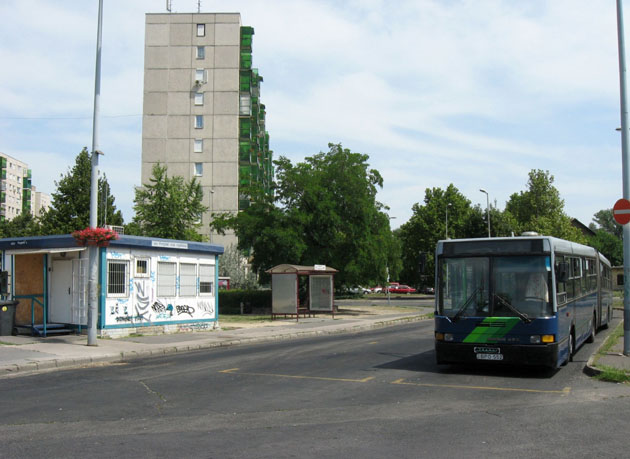Egy végállomáson tárolt busz a lezárt területen rekedt, emiatt ki is maradt a délutáni első indulása (fotók: Huber Márton)