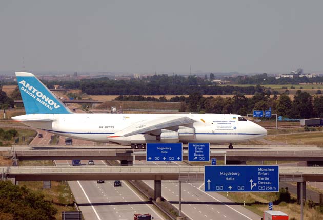 Az AN-124-es a gurulóút hídján az autópálya felett