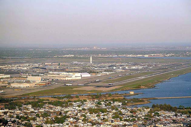 A Malév B-767-ese (a képen baloldalon) felszálláshoz gurul New York JFK repülőtéren